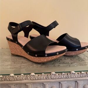 New in Box Clark’s Annadel Clover Leather Sandals